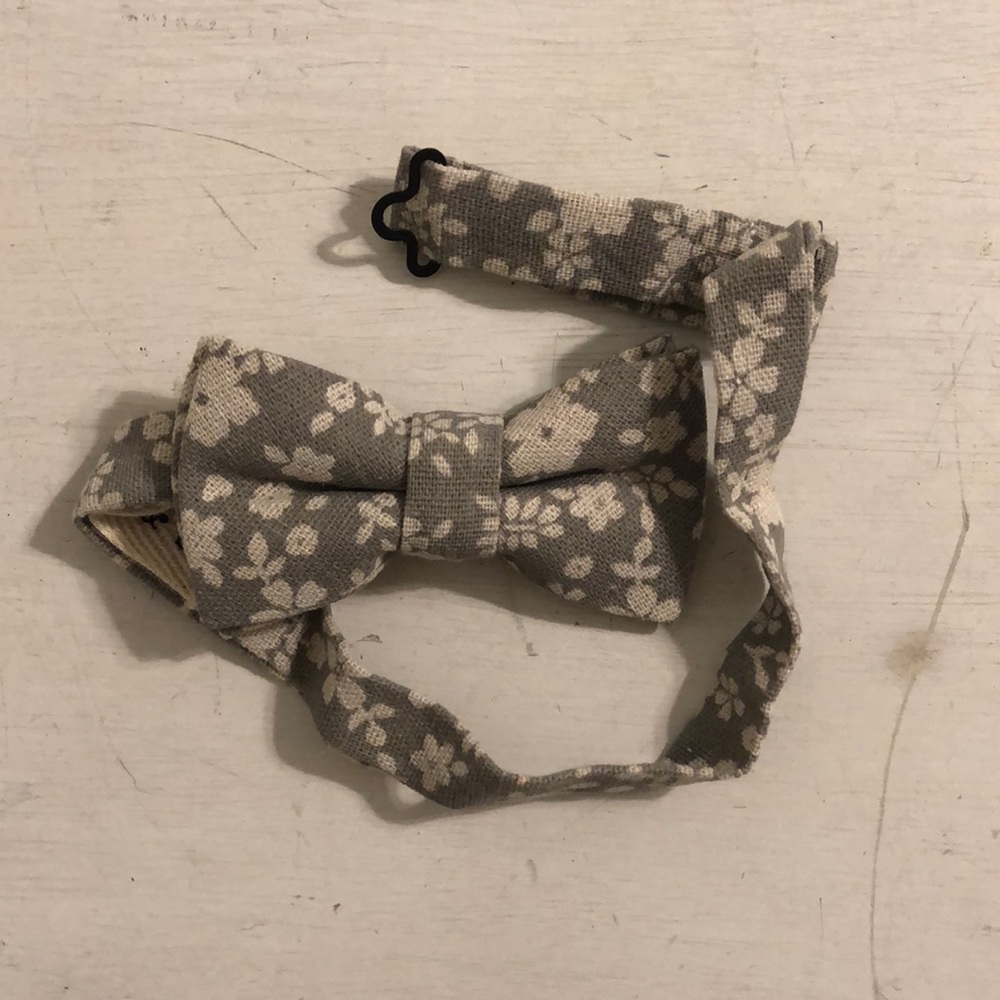 Frank & Buck Bow tie, Grey & Cream Floral Pattern